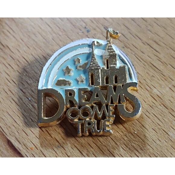Dreams Come True Castle Pin for Hat, Lapel, Lanyard, Apron, Jacket or Backpack - Picture 1 of 3